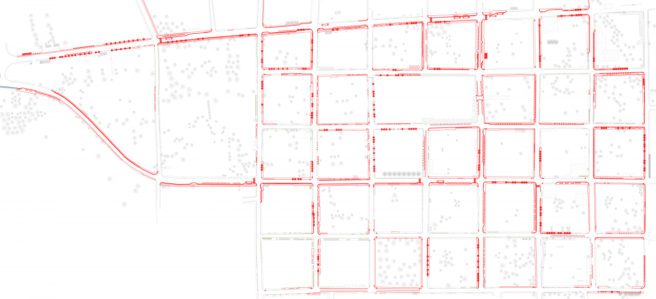 Vista de aceras renovadas y ciclovía en el centro urbano de Santa Ana con arborización y mobiliario urbano.