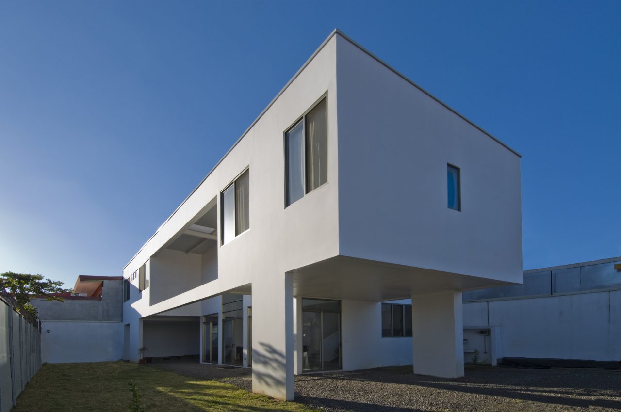 Vista de vivienda con patios interiores que combinan luz natural y ventilación cruzada.