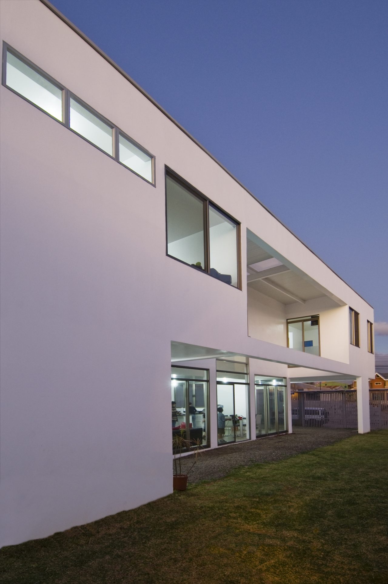 Vista de vivienda con patios interiores que combinan luz natural y ventilación cruzada.
