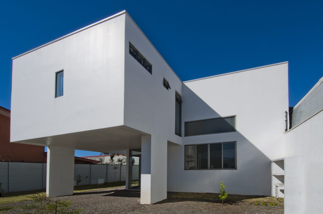 Vista de vivienda con patios interiores que combinan luz natural y ventilación cruzada.