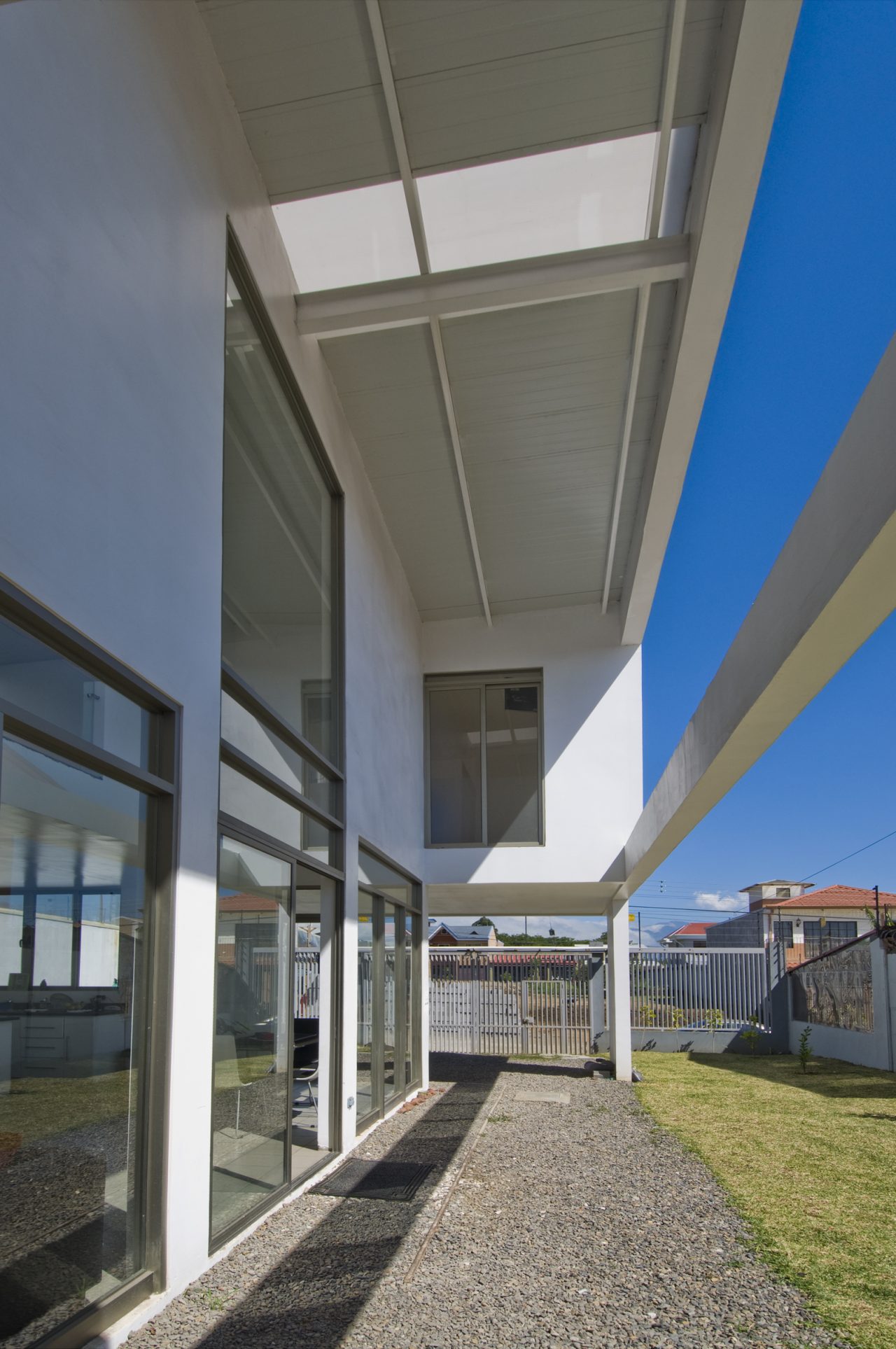 Vista de vivienda con patios interiores que combinan luz natural y ventilación cruzada.