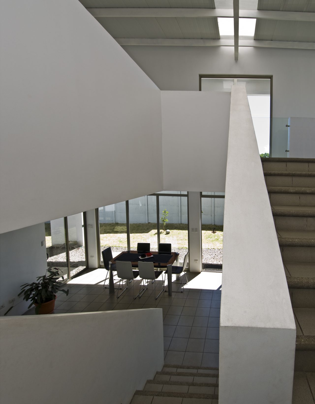 Vista de vivienda con patios interiores que combinan luz natural y ventilación cruzada.
