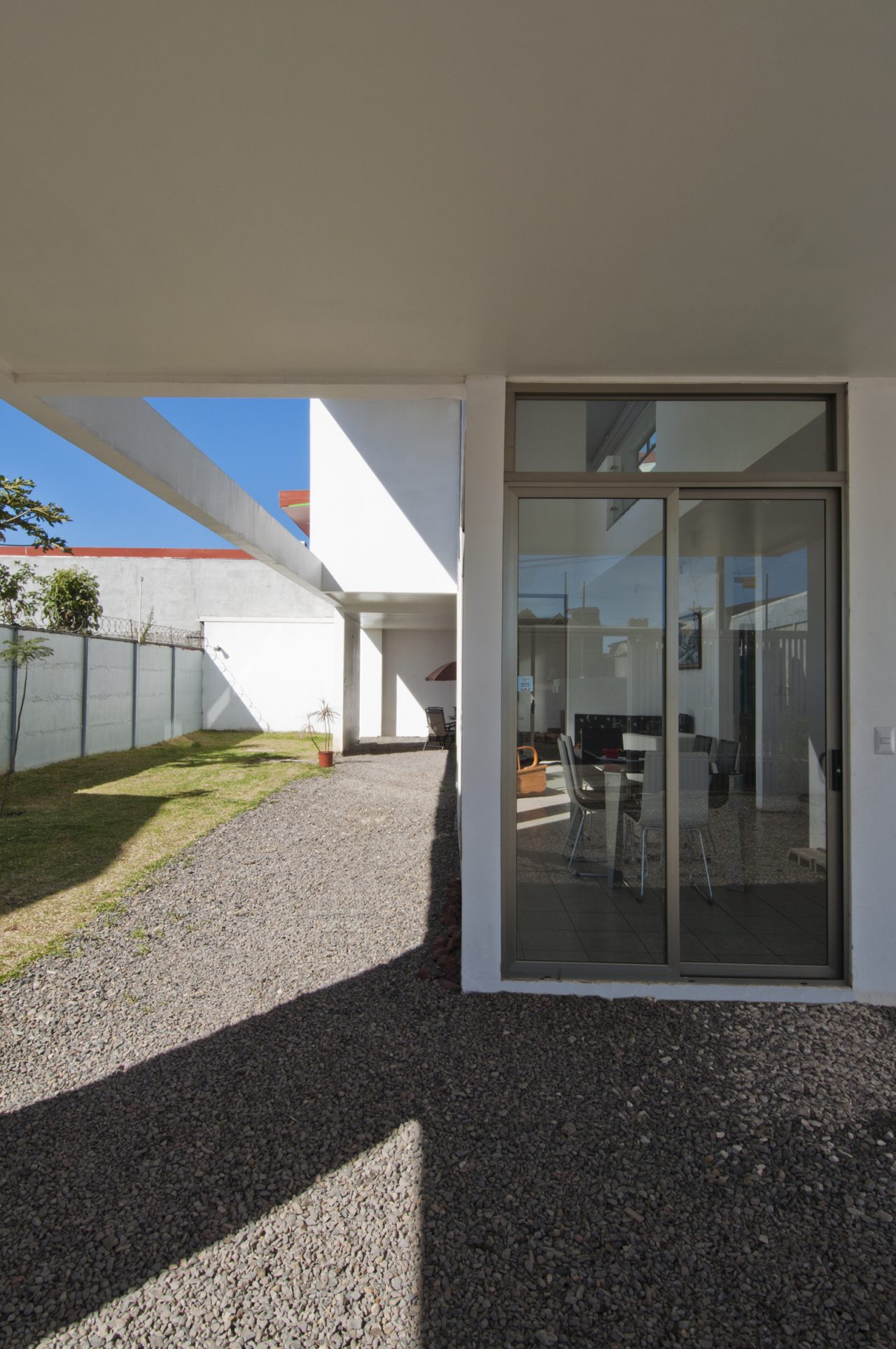 Vista de vivienda con patios interiores que combinan luz natural y ventilación cruzada.