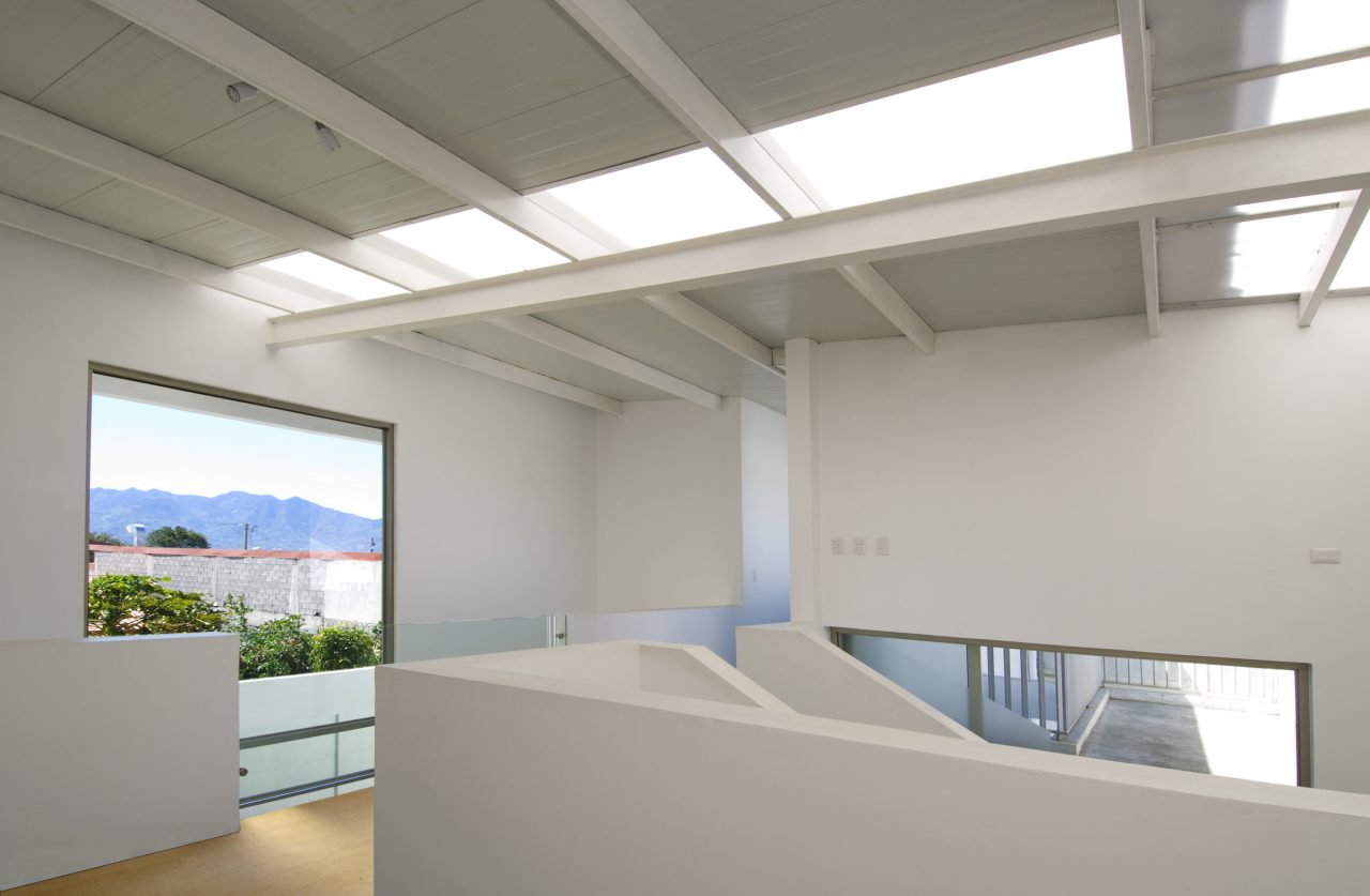 Vista de vivienda con patios interiores que combinan luz natural y ventilación cruzada.