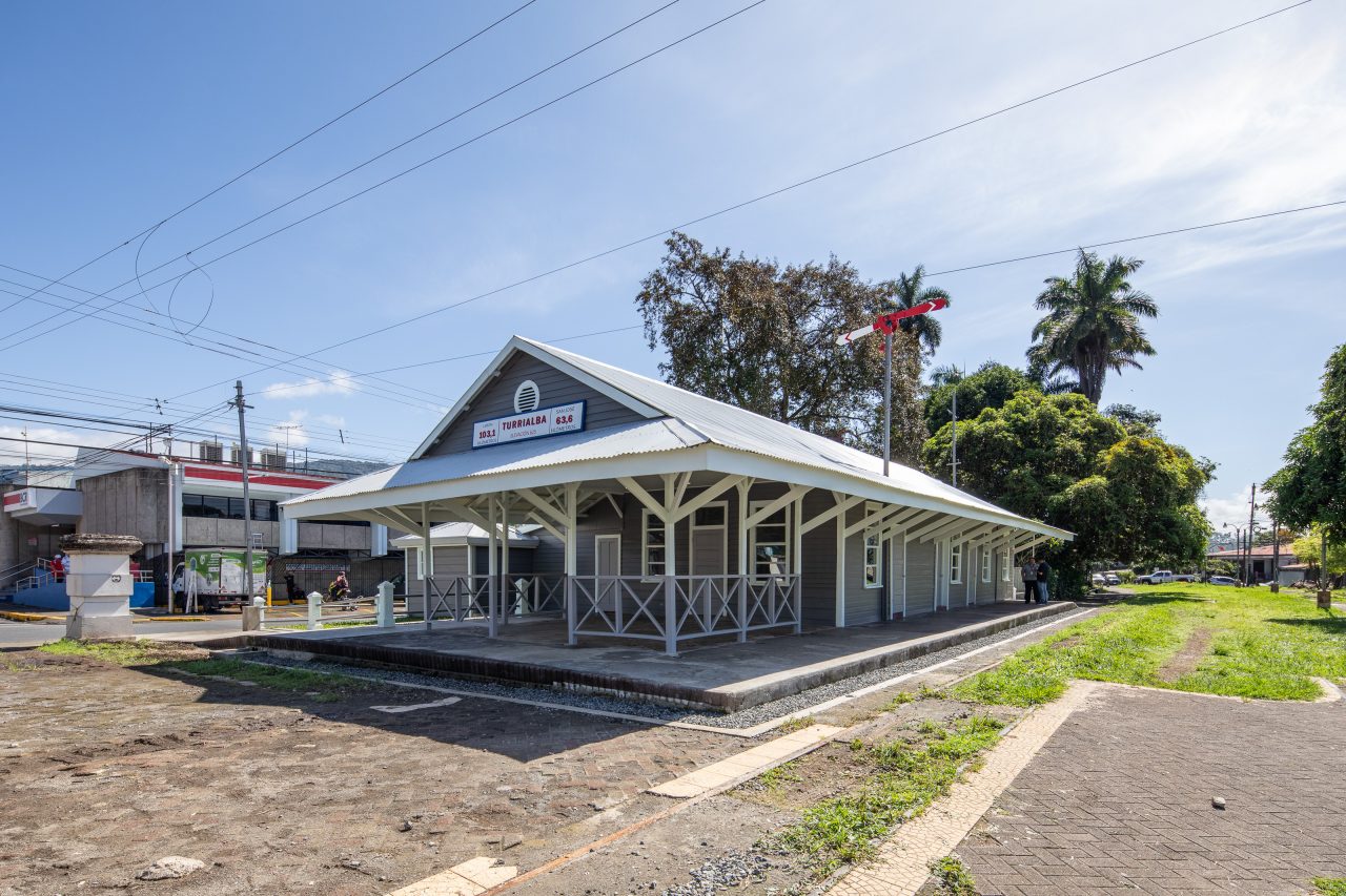 Vista frontal restaurada de la Antigua Estación del Atlántico de Turrialba con elementos patrimoniales y nuevo uso cultural