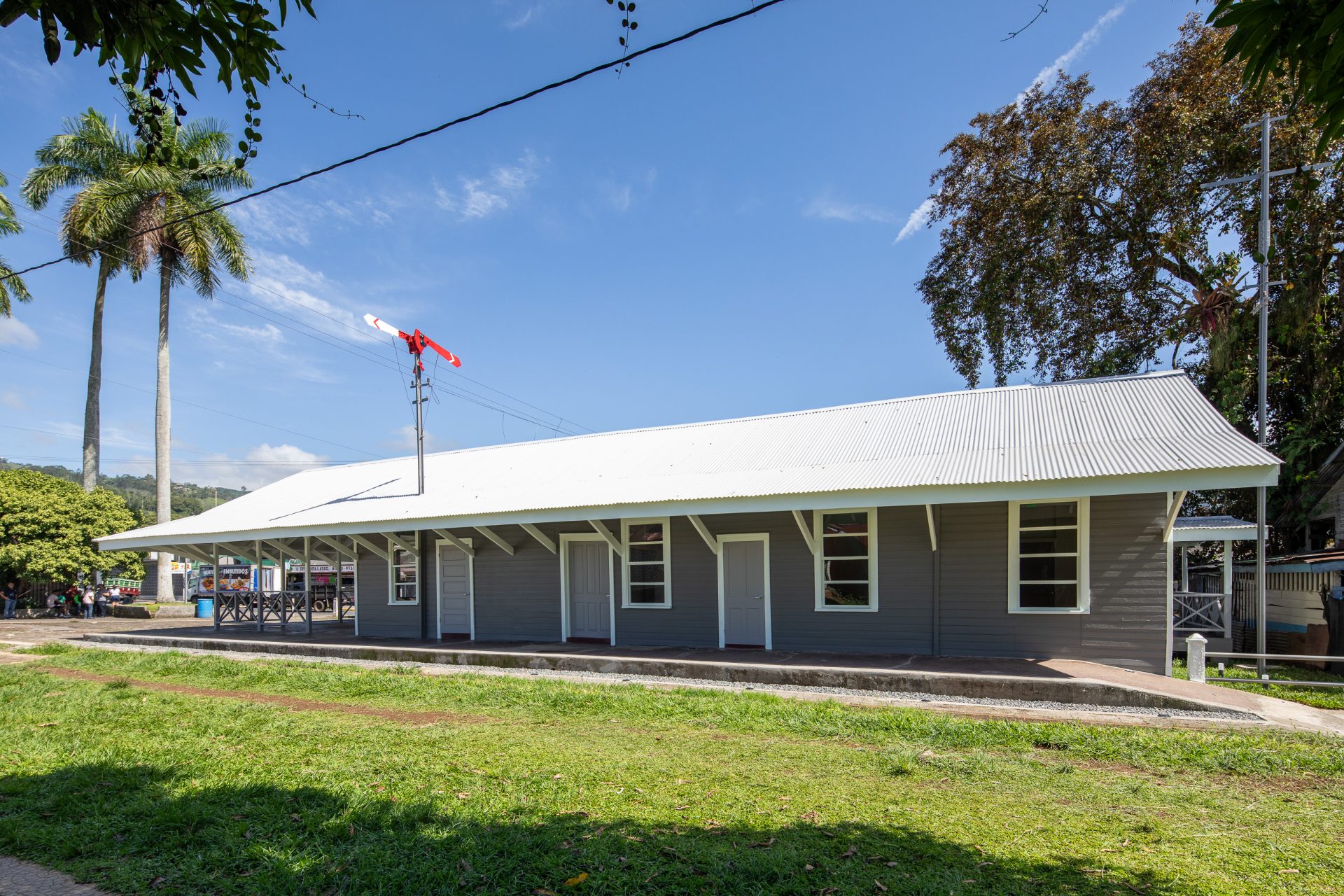 Vista frontal restaurada de la Antigua Estación del Atlántico de Turrialba con elementos patrimoniales y nuevo uso cultural