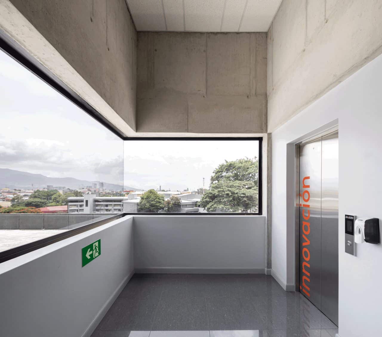 Interior remodelado del edificio Evertec con espacios abiertos, luz natural y galería de arte.