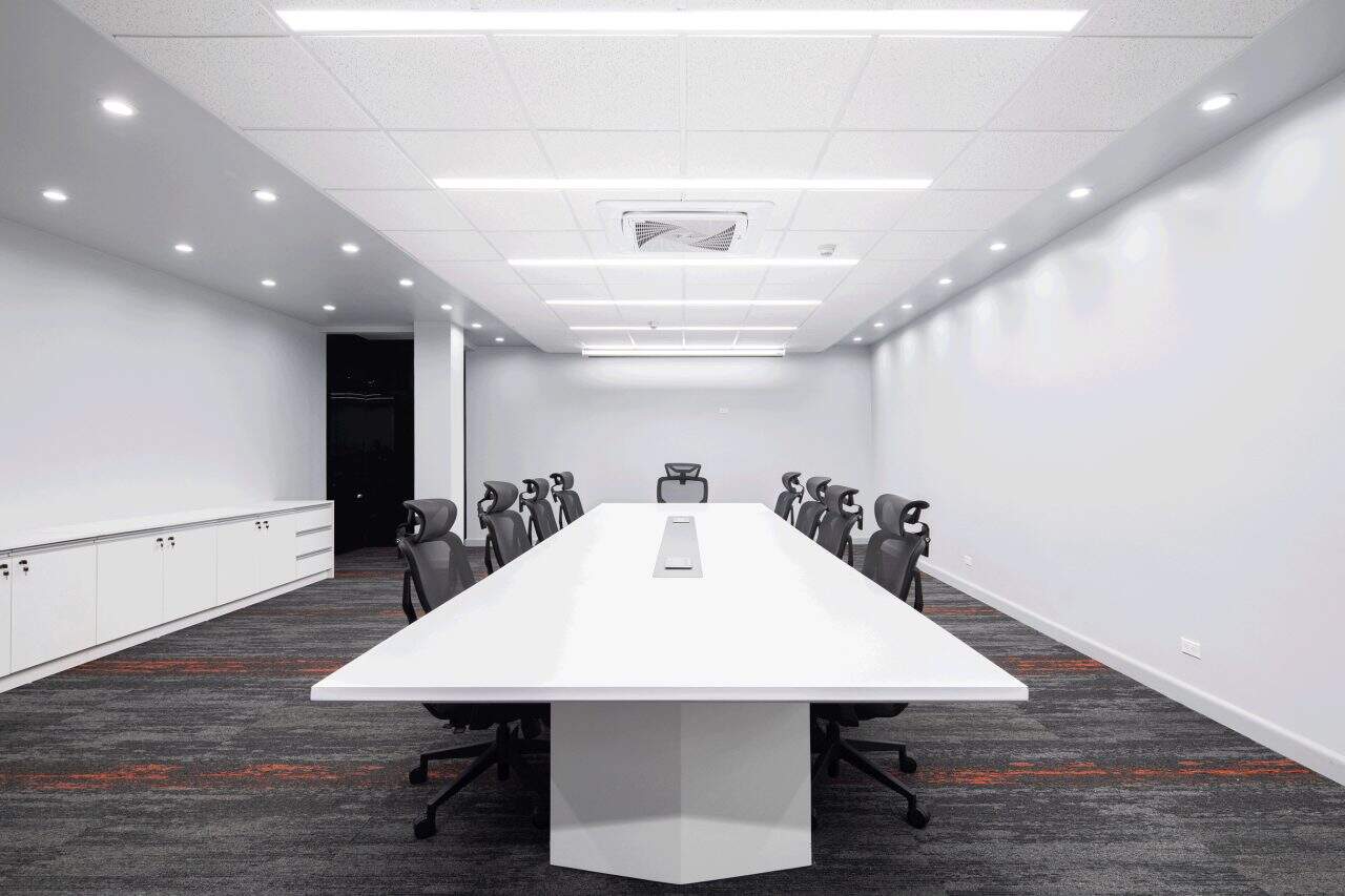 Interior remodelado del edificio Evertec con espacios abiertos, luz natural y galería de arte.