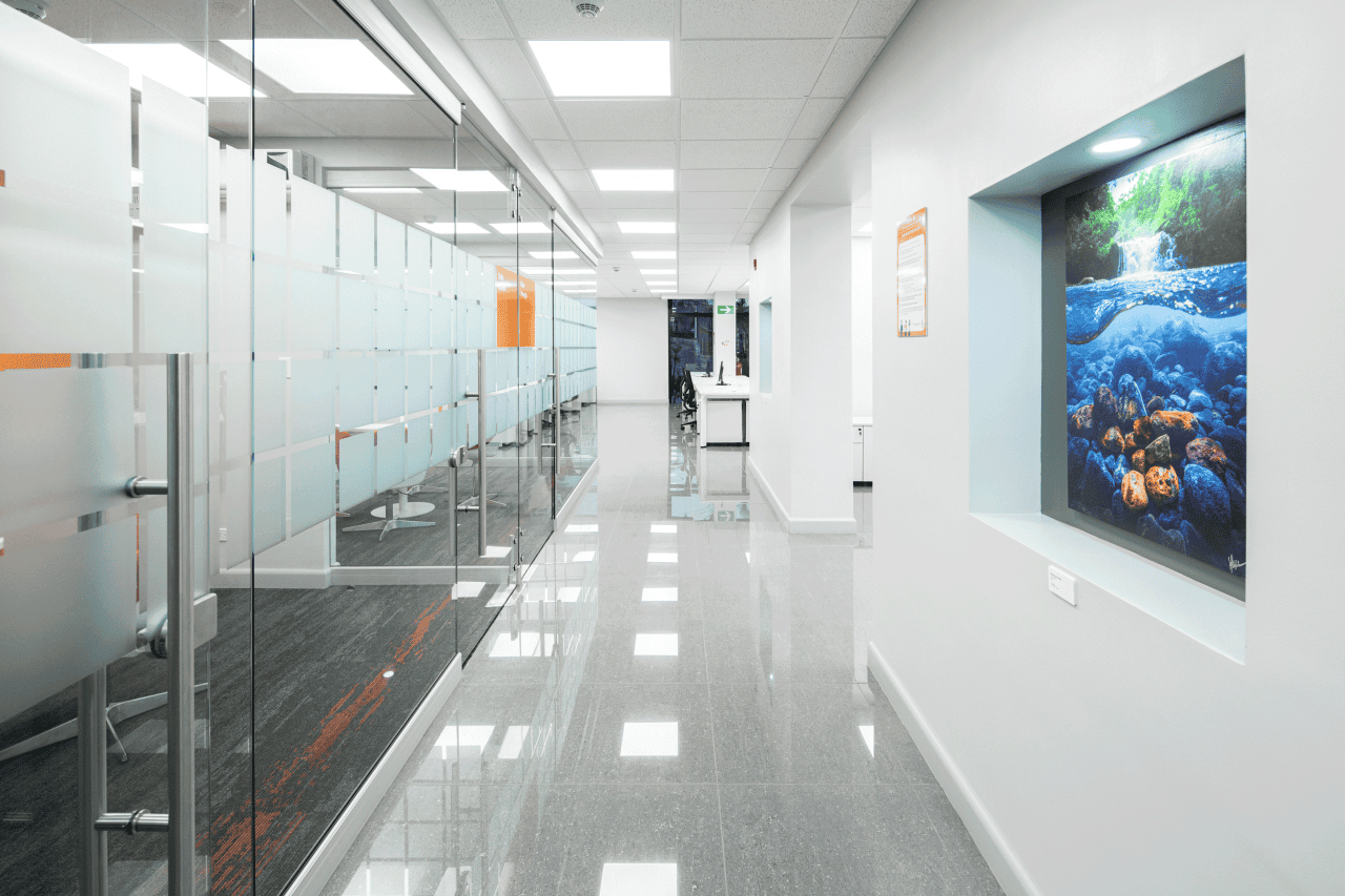 Interior remodelado del edificio Evertec con espacios abiertos, luz natural y galería de arte.