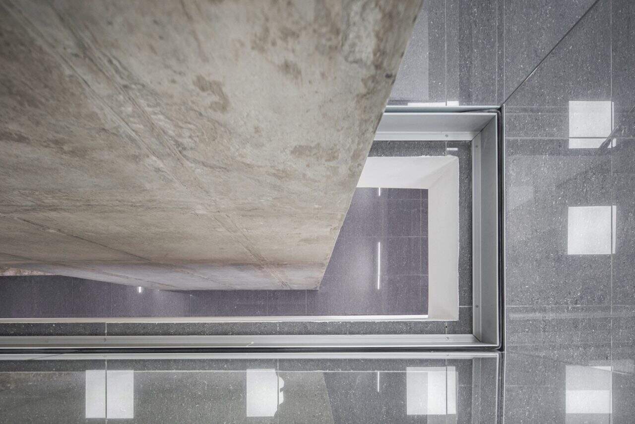 Interior remodelado del edificio Evertec con espacios abiertos, luz natural y galería de arte.