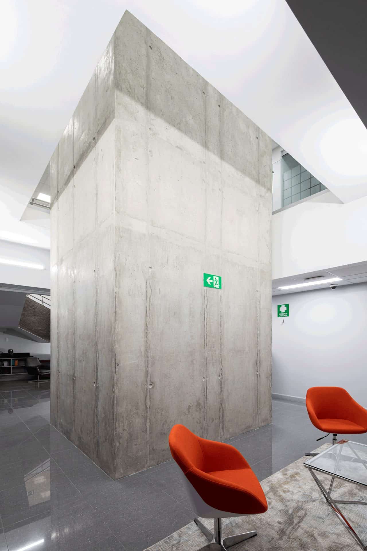 Interior remodelado del edificio Evertec con espacios abiertos, luz natural y galería de arte.