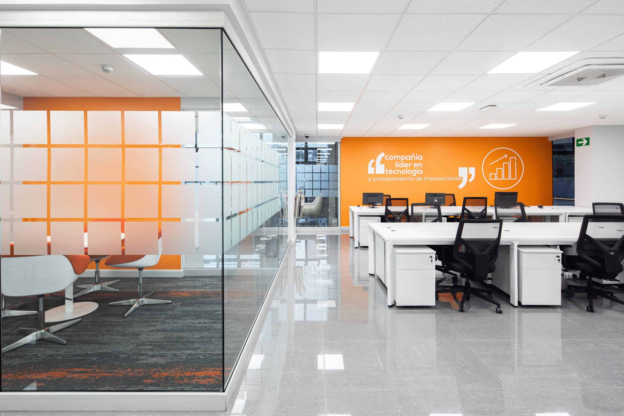 Interior remodelado del edificio Evertec con espacios abiertos, luz natural y galería de arte.