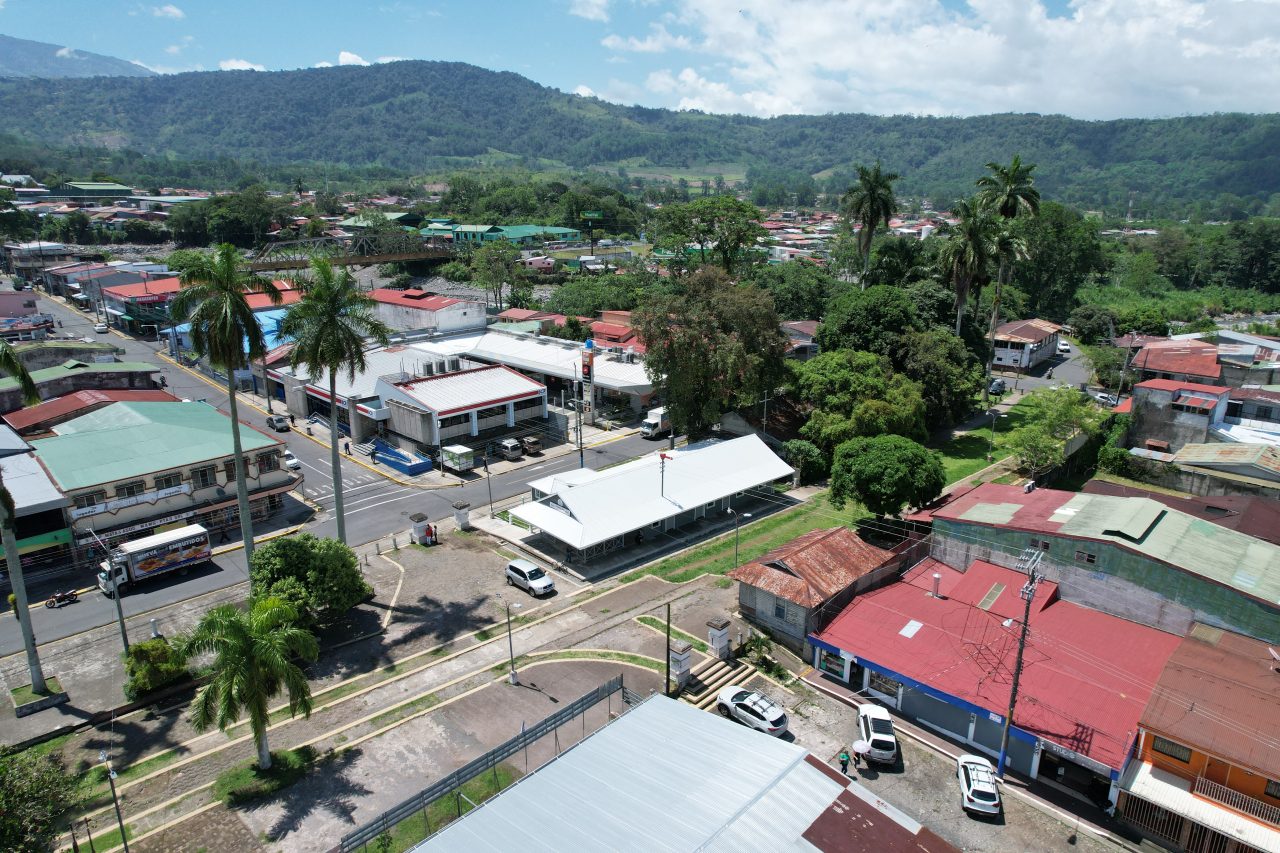 Vista frontal restaurada de la Antigua Estación del Atlántico de Turrialba con elementos patrimoniales y nuevo uso cultural