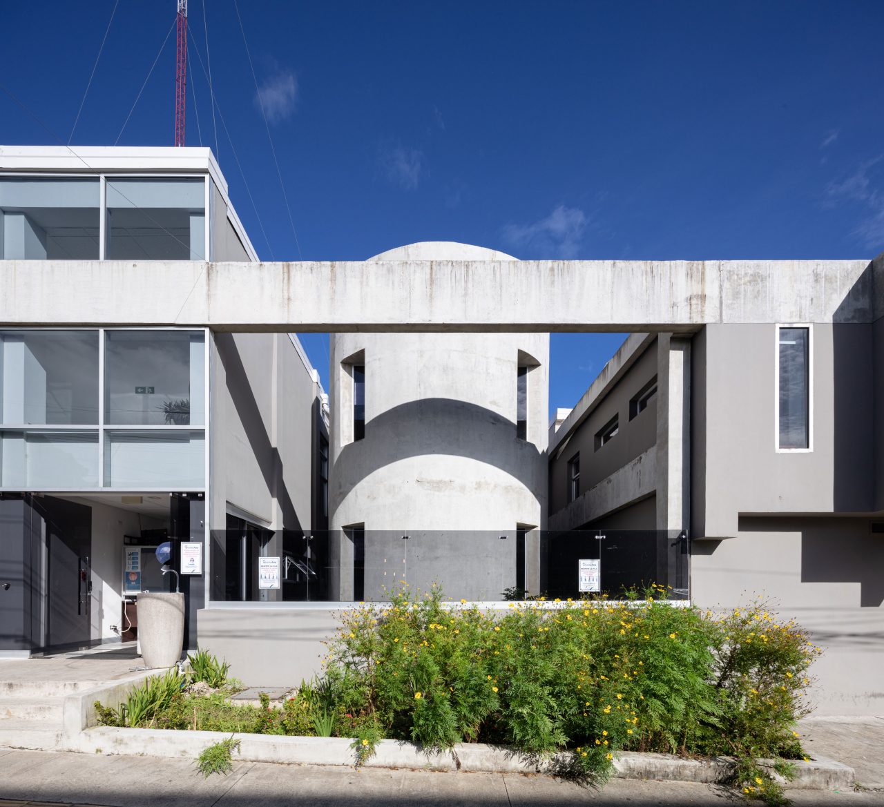 Municipalidad de Santa Ana con patios y jardines que conectan tres edificios históricos mediante diseño sostenible y accesible.