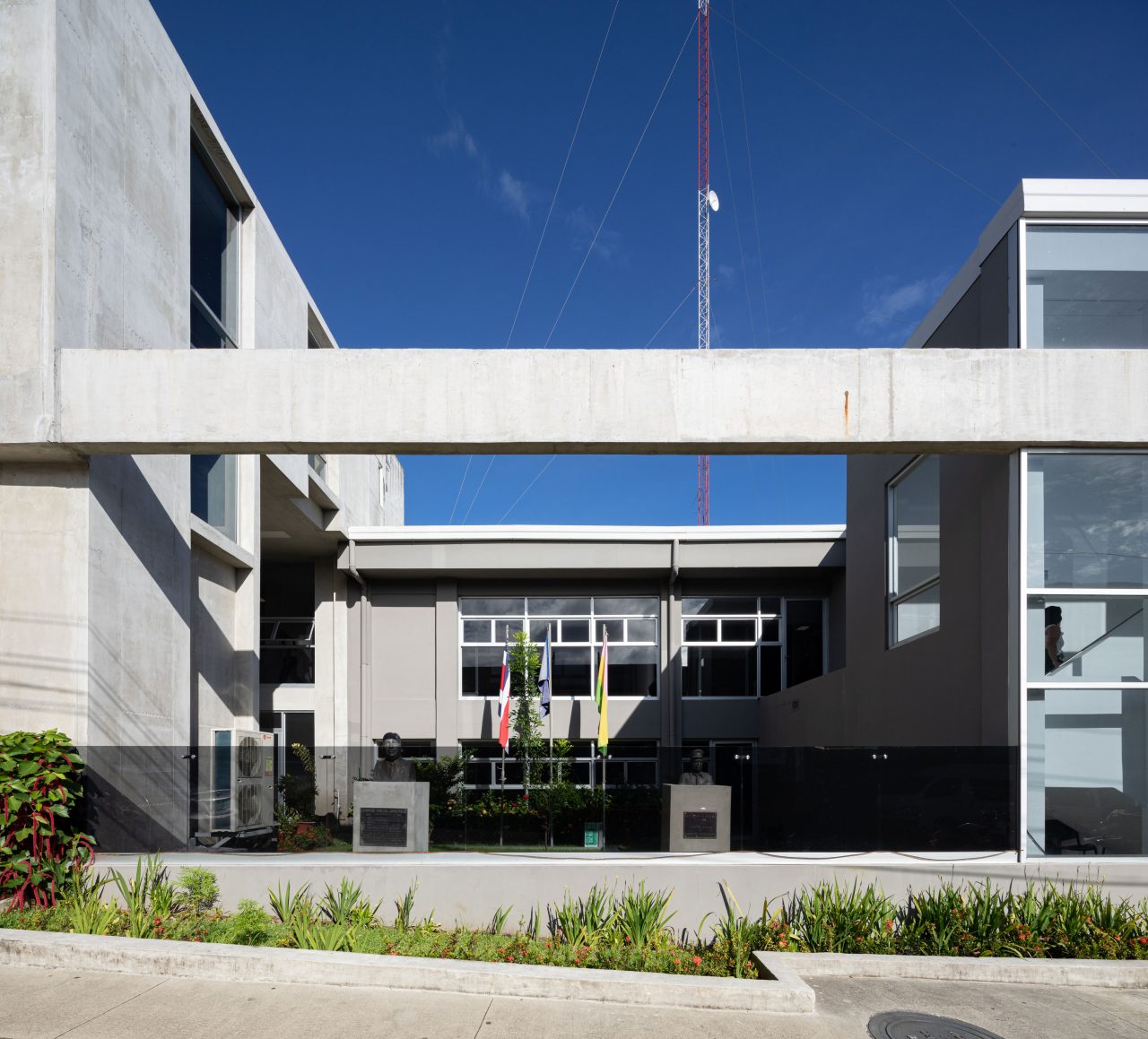 Municipalidad de Santa Ana con patios y jardines que conectan tres edificios históricos mediante diseño sostenible y accesible.