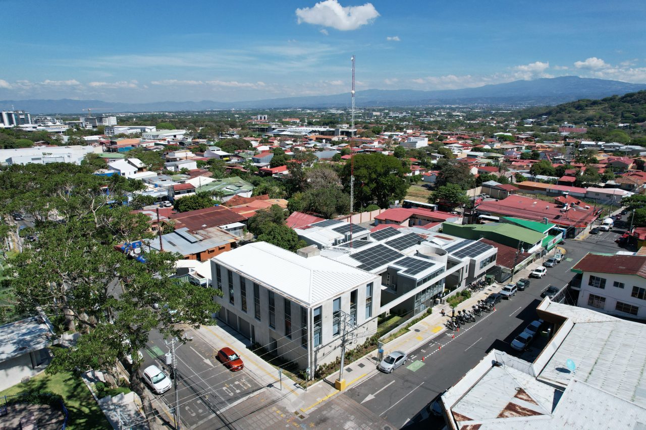 Municipalidad de Santa Ana con patios y jardines que conectan tres edificios históricos mediante diseño sostenible y accesible.
