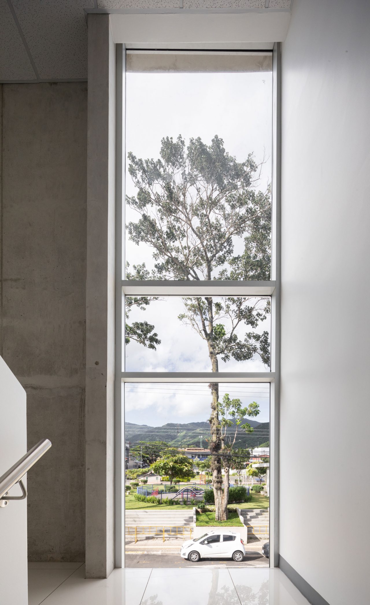 Municipalidad de Santa Ana con patios y jardines que conectan tres edificios históricos mediante diseño sostenible y accesible.