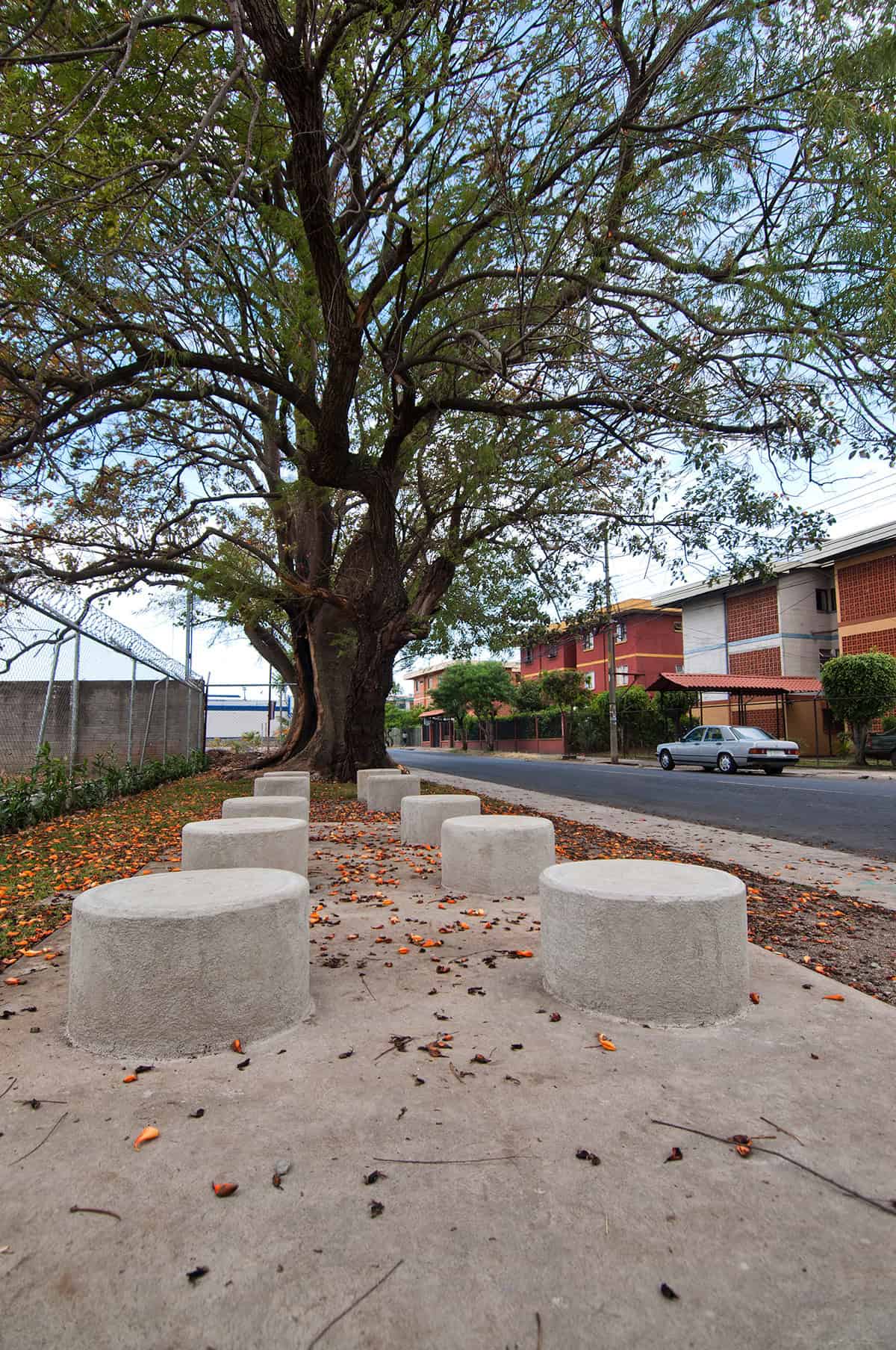 Vista de una Paleta Urbana en San José, espacio público inclusivo con mobiliario, vegetación y áreas seguras para niñas y niños.