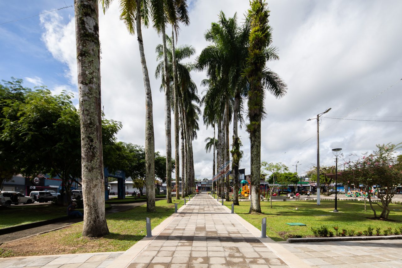 Vista renovada del Parque Central de Guápiles con nuevos senderos, ciclovía, vegetación y mobiliario urbano.