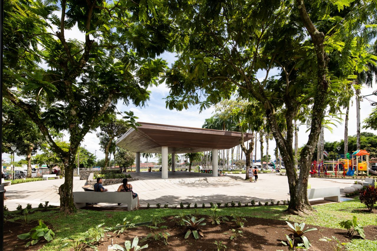 Vista renovada del Parque Central de Guápiles con nuevos senderos, ciclovía, vegetación y mobiliario urbano.