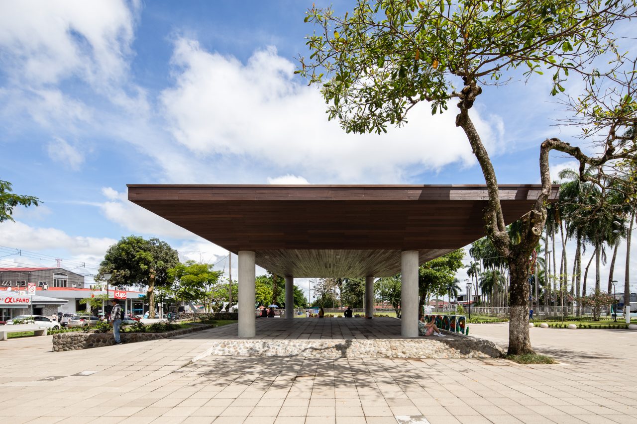 Vista renovada del Parque Central de Guápiles con nuevos senderos, ciclovía, vegetación y mobiliario urbano.