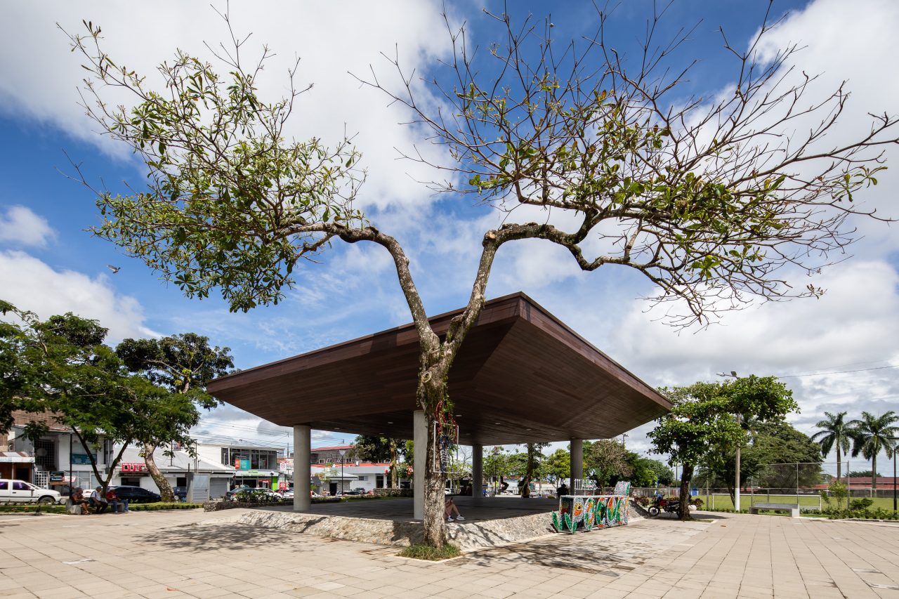 Vista renovada del Parque Central de Guápiles con nuevos senderos, ciclovía, vegetación y mobiliario urbano.