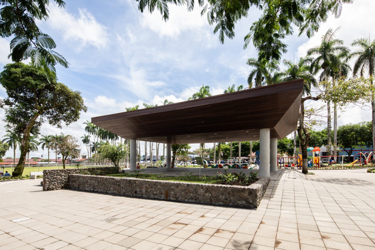 Vista renovada del Parque Central de Guápiles con nuevos senderos, ciclovía, vegetación y mobiliario urbano.