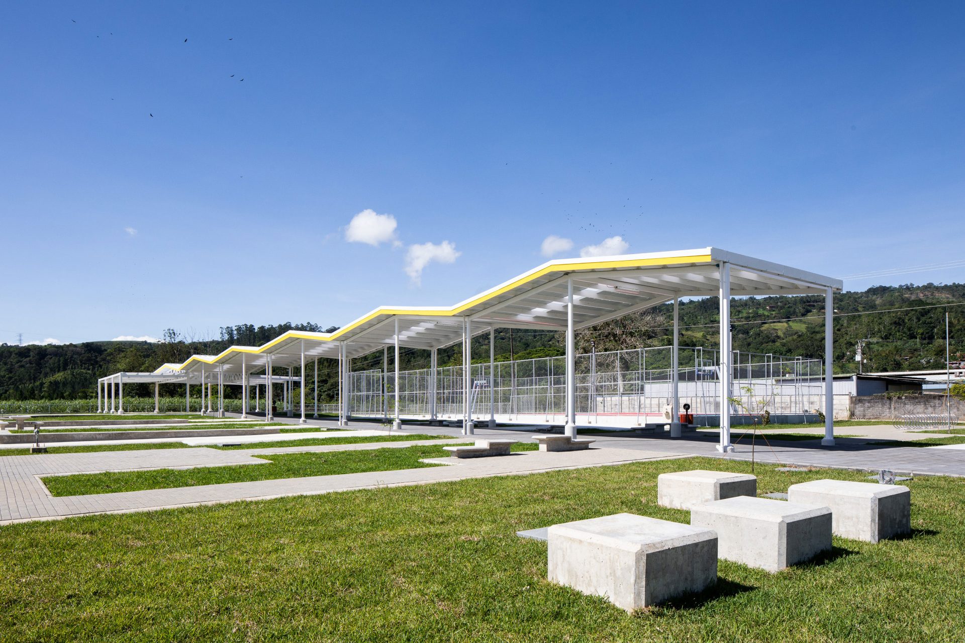 Vista del Parque Jorge Debravo en Turrialba con áreas verdes, anfiteatro y cancha multiuso.
