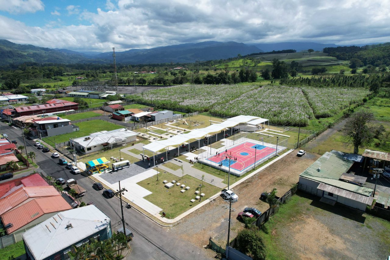 Vista del Parque Jorge Debravo en Turrialba con áreas verdes, anfiteatro y cancha multiuso.