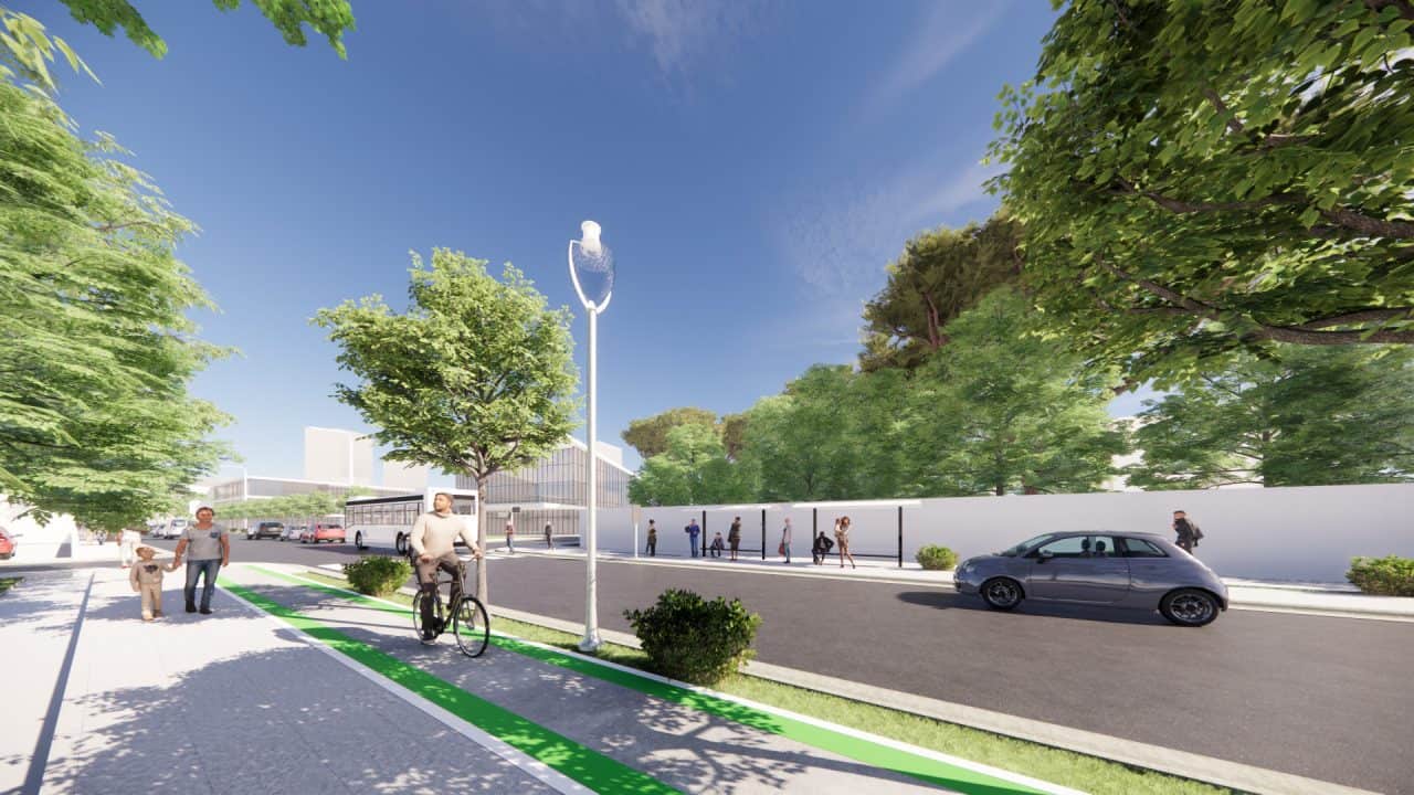 Vista de aceras renovadas y ciclovía en el centro urbano de Santa Ana con arborización y mobiliario urbano.