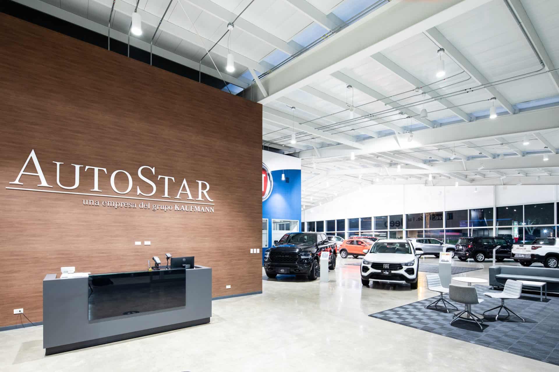 Showroom automotriz con estructura blanca en Santa Ana