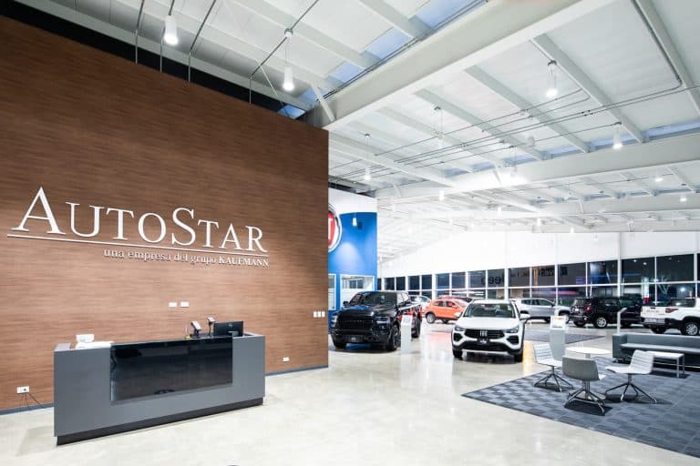 Showroom automotriz con estructura blanca en Santa Ana