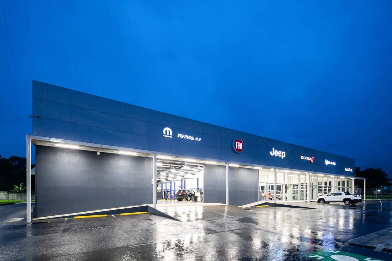 Showroom automotriz con estructura blanca en Santa Ana