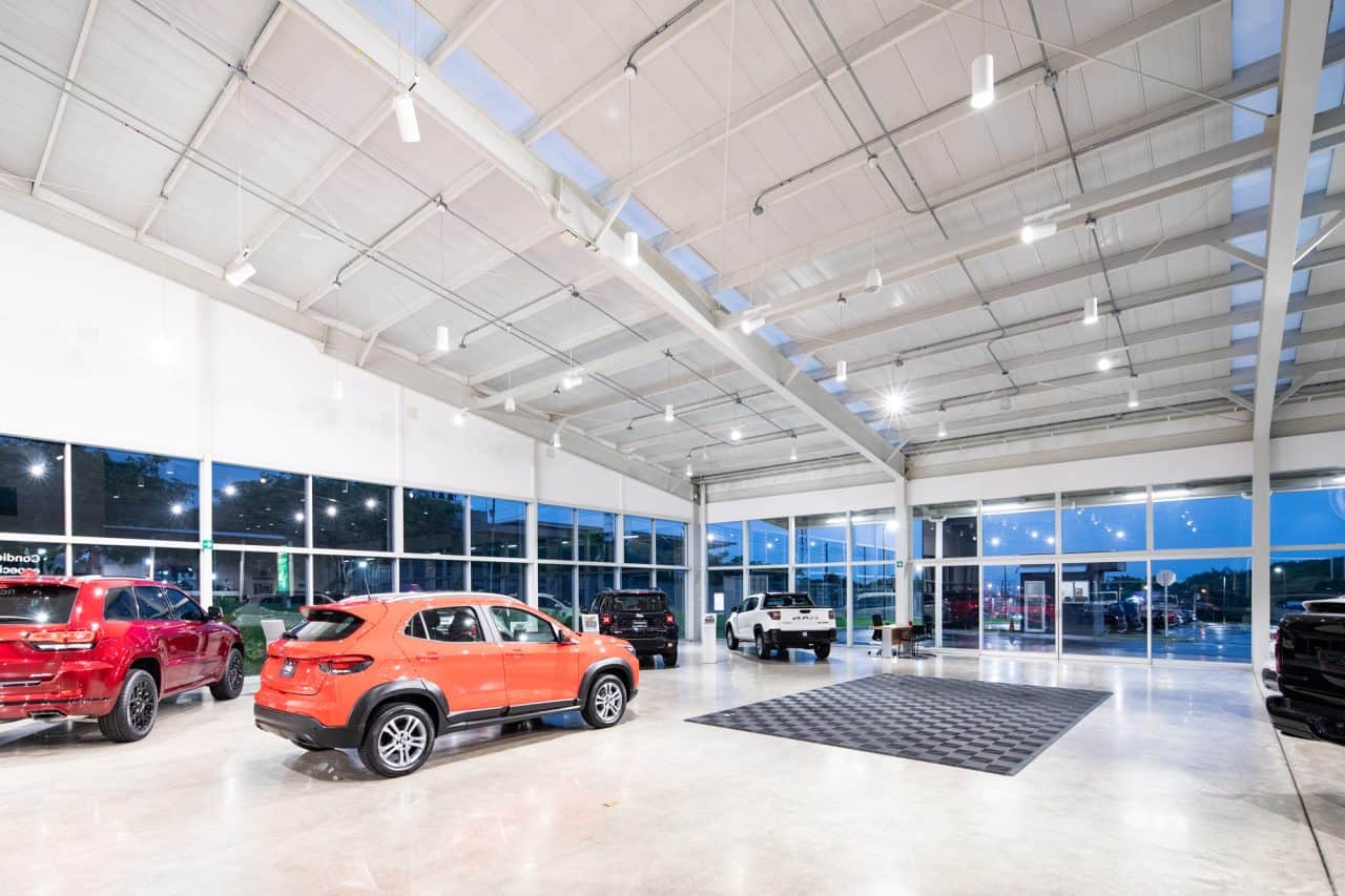 Showroom automotriz con estructura blanca en Santa Ana