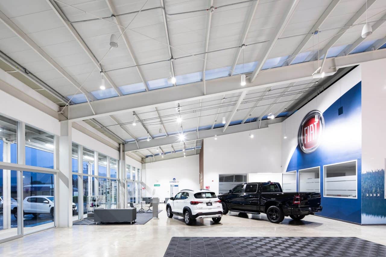Showroom automotriz con estructura blanca en Santa Ana