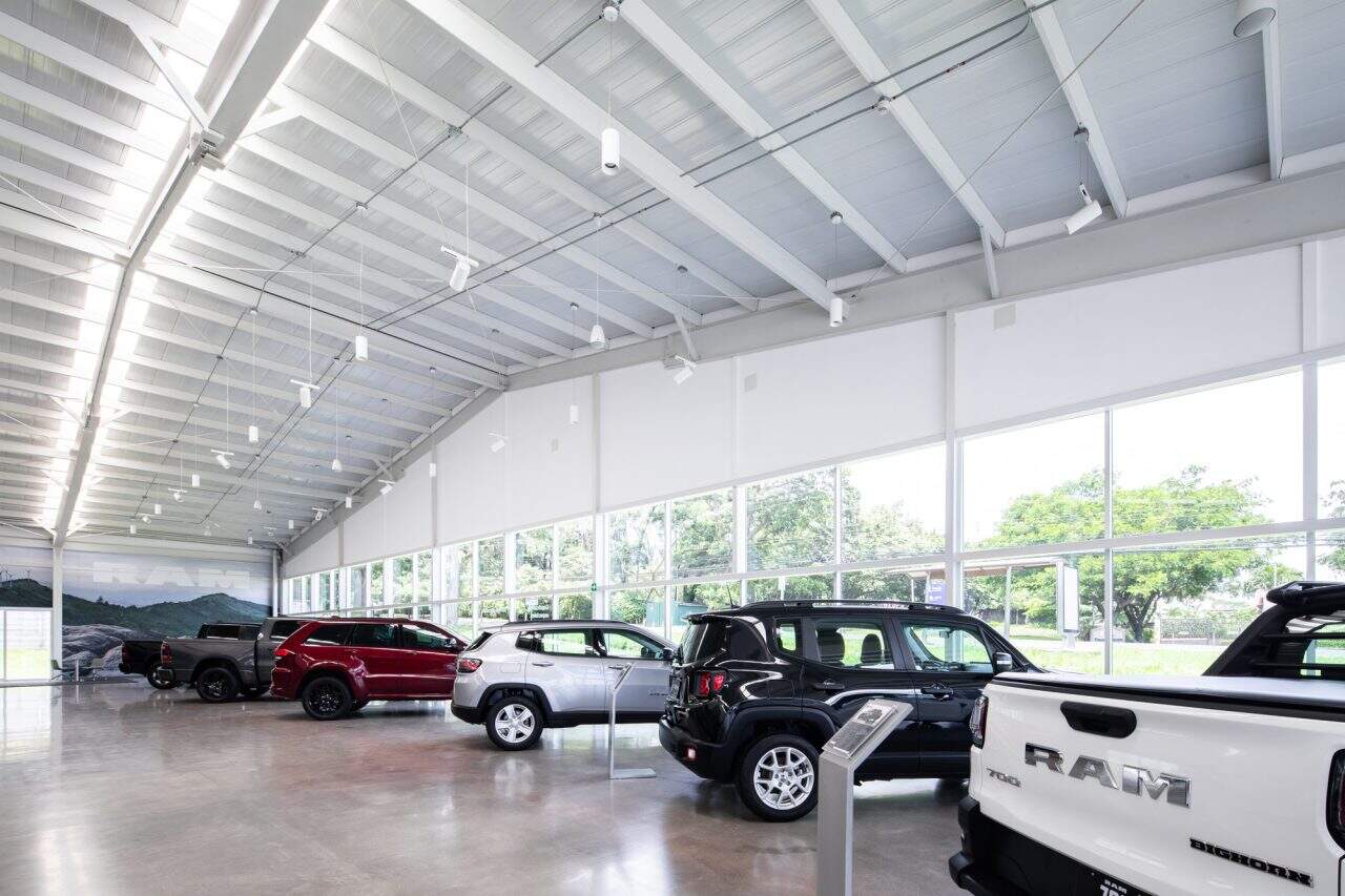 Showroom automotriz con estructura blanca en Santa Ana