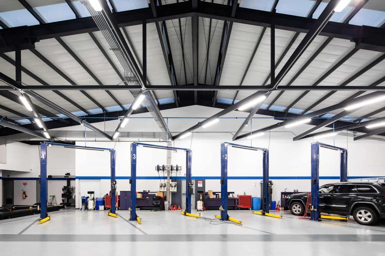 Showroom automotriz con estructura blanca en Santa Ana