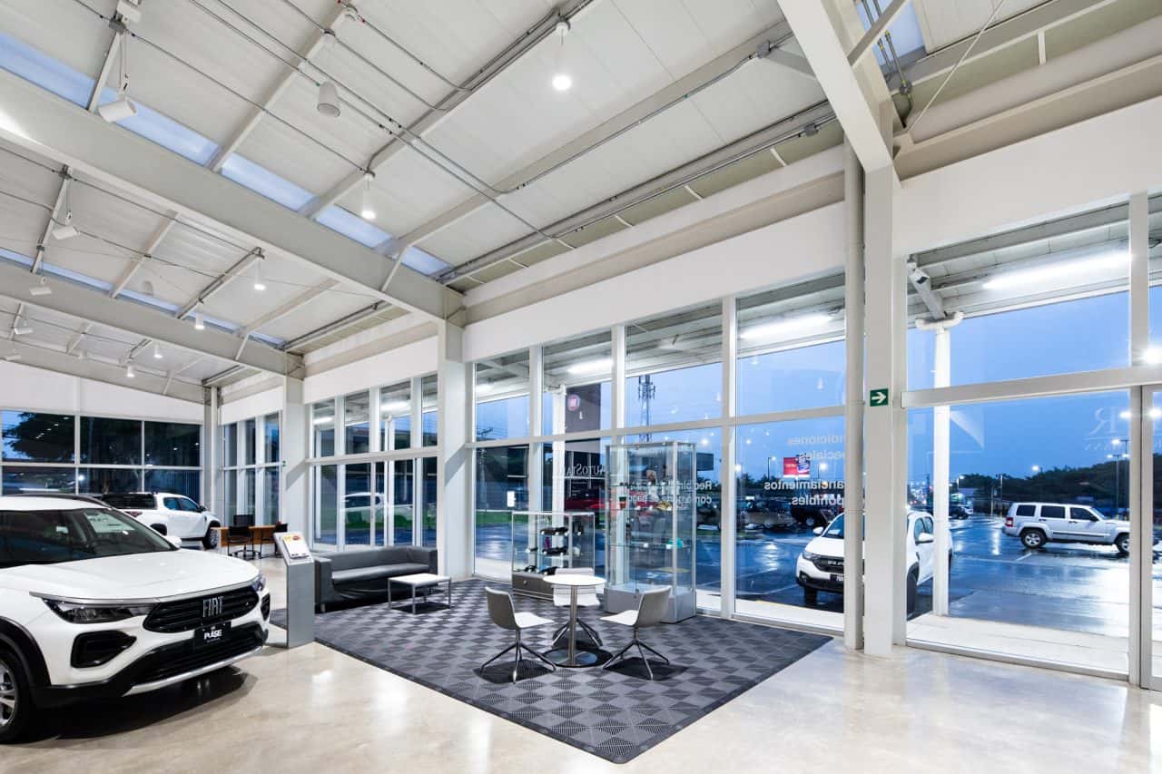 Showroom automotriz con estructura blanca en Santa Ana