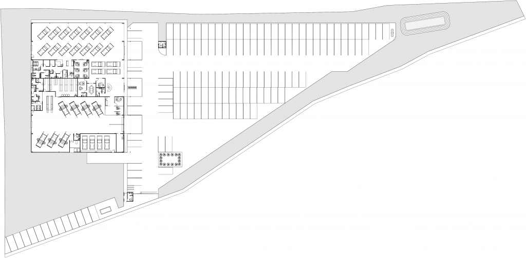 AutoStar Santa Ana, planta de conjunto, edificio principal y patio de exposición en el lote triangular