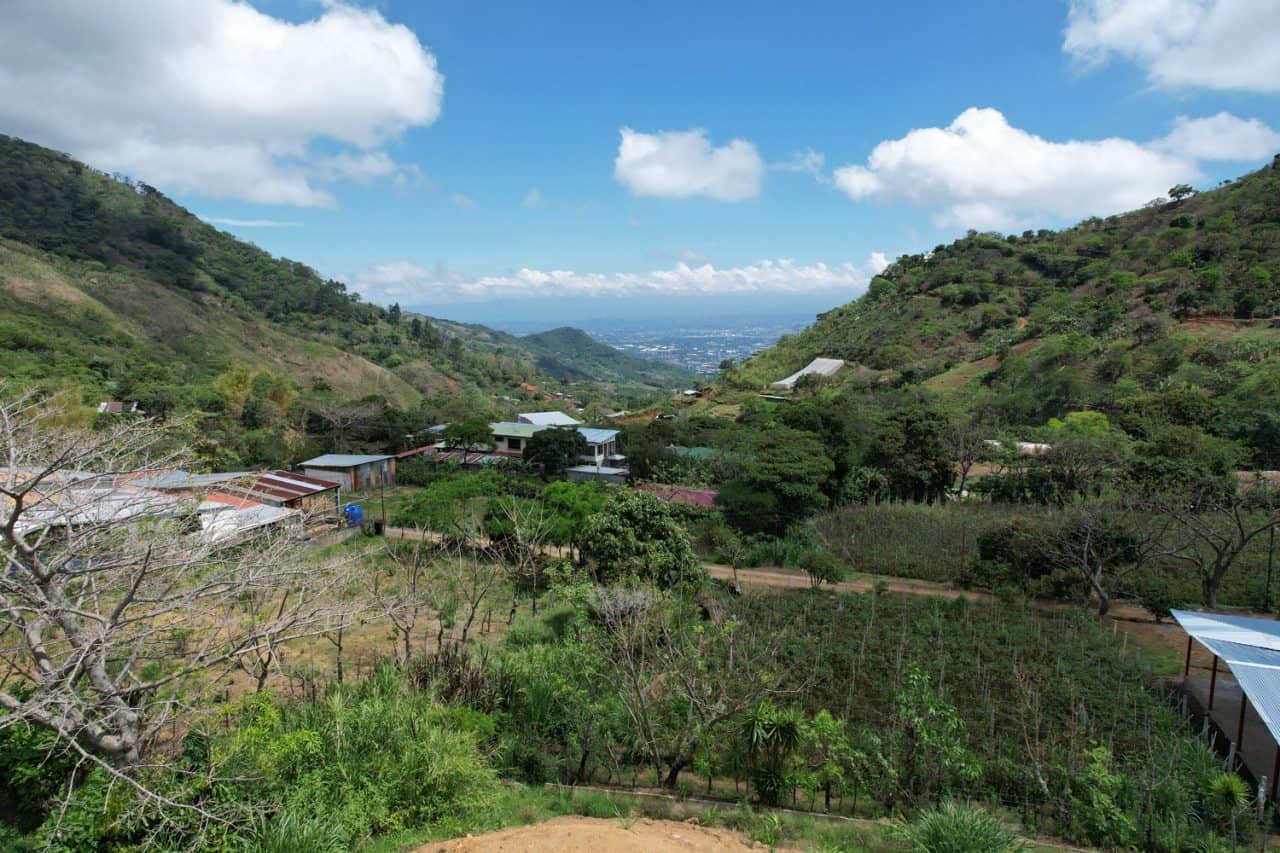 Vista de la plaza superior y puente peatonal del Centro de Desarrollo Humano de Matinilla, integrado al paisaje montañoso.