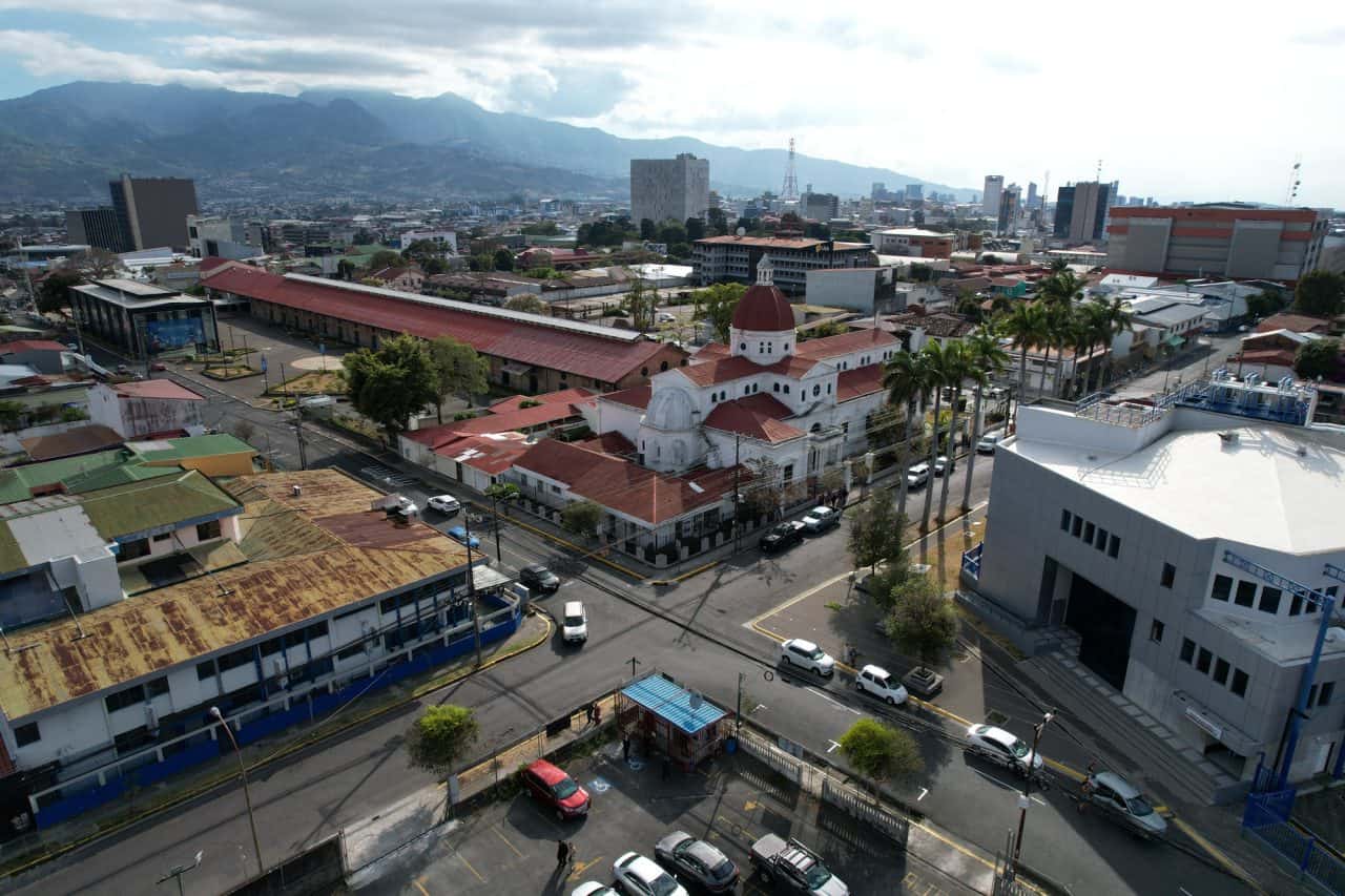 Microplaza en Escalante diseñada por LDB Arquitectura
