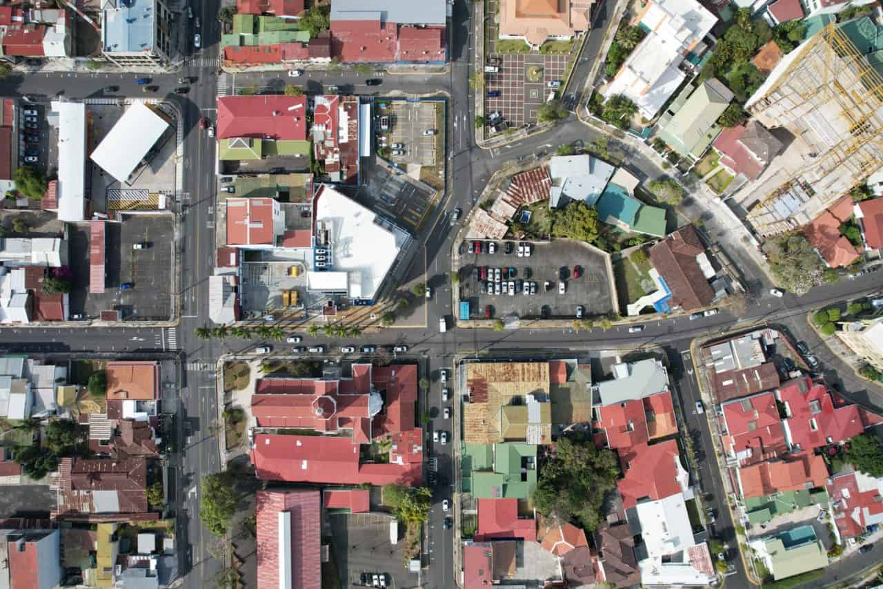 Microplaza en Escalante diseñada por LDB Arquitectura