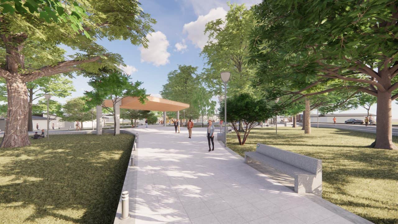 Vista del Parque Central Campo 5 con plaza, cancha cubierta y áreas verdes en la ruta a Tortuguero.