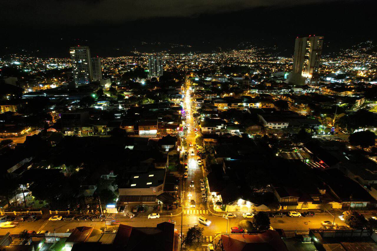 Vista del Paseo Gastronómico La Luz en Barrio Escalante con microplazas peatonales, faroles y espacios gastronómicos abiertos al público.