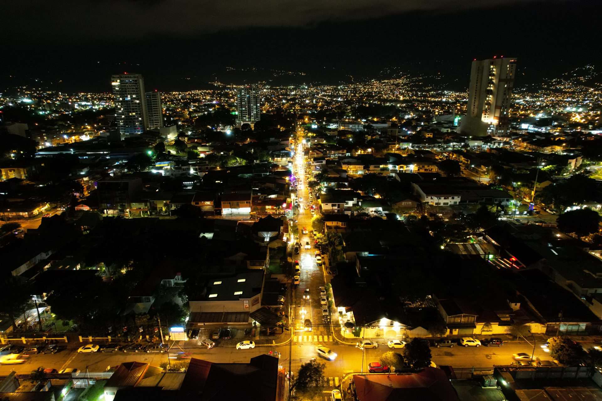Vista del Paseo Gastronómico La Luz en Barrio Escalante con microplazas peatonales, faroles y espacios gastronómicos abiertos al público.