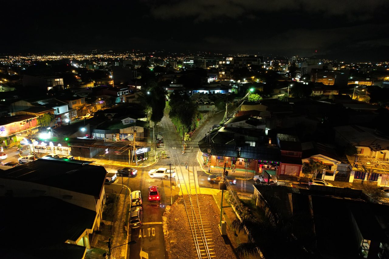 Vista del Paseo Gastronómico La Luz en Barrio Escalante con microplazas peatonales, faroles y espacios gastronómicos abiertos al público.