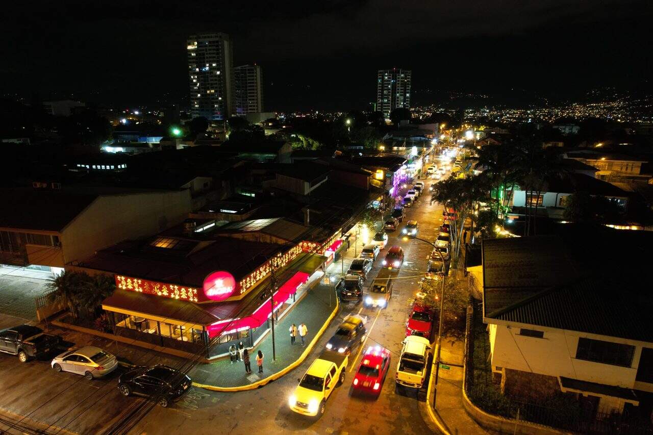 Vista del Paseo Gastronómico La Luz en Barrio Escalante con microplazas peatonales, faroles y espacios gastronómicos abiertos al público.