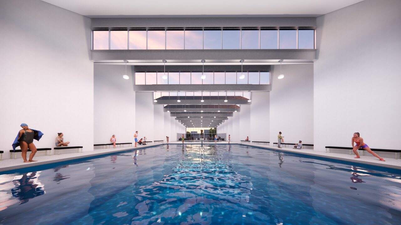 Piscinas Públicas de Grecia con volumen en diente de sierra y luz cenital Vista interior de la piscina semiolímpica con gradería y ventilación cruzada Acceso con plaza, escalera‑anfiteatro y vestíbulo de doble altura Fachada roja de Piscinas Públicas de Grecia iluminada de noche