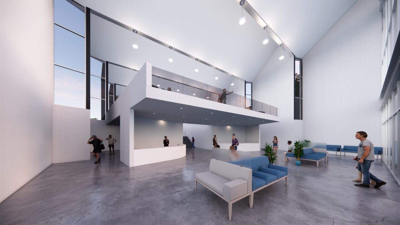 Piscinas Públicas de Grecia con volumen en diente de sierra y luz cenital Vista interior de la piscina semiolímpica con gradería y ventilación cruzada Acceso con plaza, escalera‑anfiteatro y vestíbulo de doble altura Fachada roja de Piscinas Públicas de Grecia iluminada de noche