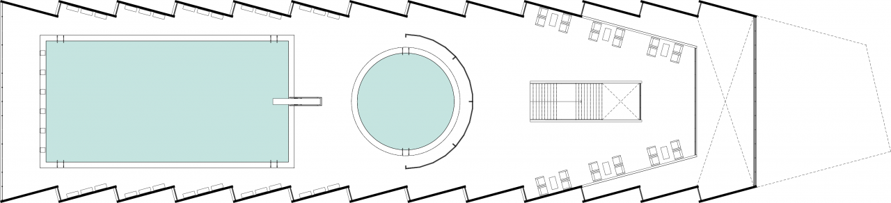 Piscinas Públicas de Grecia con volumen en diente de sierra y luz cenital Vista interior de la piscina semiolímpica con gradería y ventilación cruzada Acceso con plaza, escalera‑anfiteatro y vestíbulo de doble altura Fachada roja de Piscinas Públicas de Grecia iluminada de noche